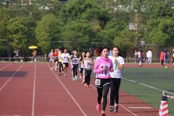 说明: I:\2138CC太阳集团第四十六届田径运动会圆满结束\3000米领跑.jpg