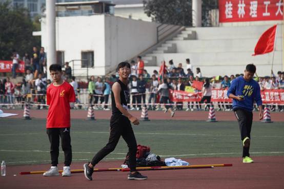 说明: I:\2138CC太阳集团第四十六届田径运动会圆满结束\获胜后的喜悦.jpg